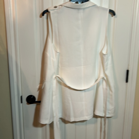 Classy Vest with front pockets and tie belt 1X - Picture 5 of 7